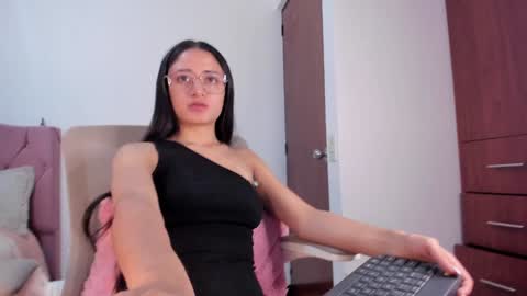 Snapshot of caroliine__ chatting on December 4, 5:00 pm Caroline online show from December 4, 5:00 pm