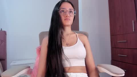 Snapshot of caroliine__ chatting on December 2, 8:31 pm Caroline online show from December 2, 8:31 pm