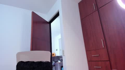 Snapshot of caroliine__ chatting on January 17, 7:05 pm Caroline online show from January 17, 7:05 pm