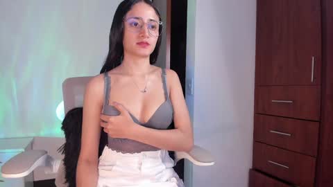 Snapshot of caroliine__ chatting on January 1, 1:37 am Caroline online show from January 1, 1:37 am