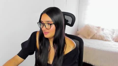 caroline_rodriguez_9 online show from December 18, 7:51 pm