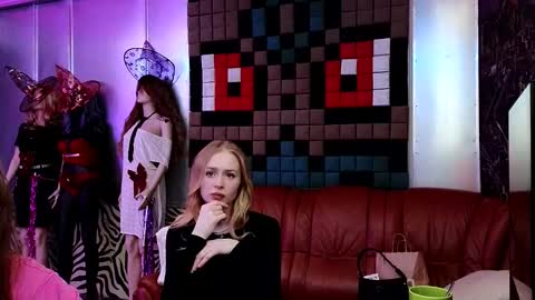 Caroline online show from November 11, 12:02 pm