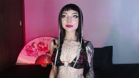 Snapshot of cati_petite chatting on December 23, 9:18 pm Cati help me reach my goal of 100 thumbs up again 3 online show from December 23, 9:18 pm