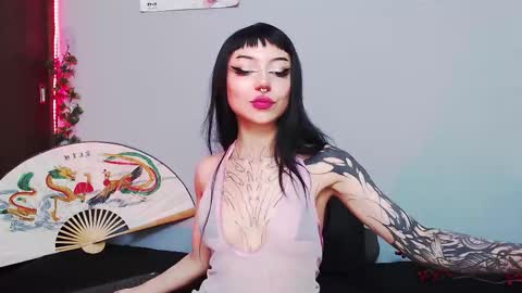 Snapshot of cati_petite chatting on October 27, 1:12 am Cati help me reach my goal of 100 thumbs up again 3 online show from October 27, 1:12 am