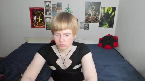 cattie_w_ online show from April 8, 1:19 am