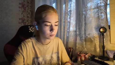 charleneschonert online show from October 31, 7:56 am