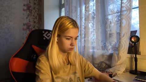 charleneschonert online show from November 12, 7:50 am