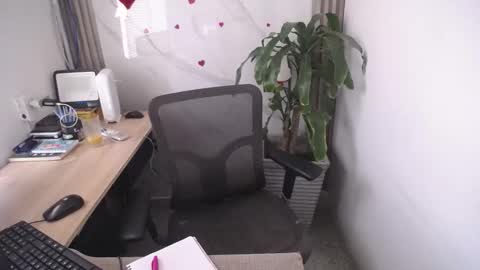 Charlote Walker online show from February 17, 9:43 pm