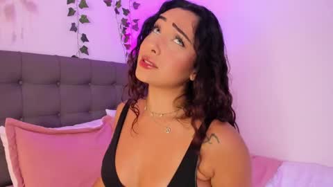 Snapshot of charlotte_jamees chatting on February 23, 10:38 pm Charlotte james online show from February 23, 10:38 pm