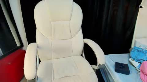 charlotte_walker1 online show from September 10, 4:23 am