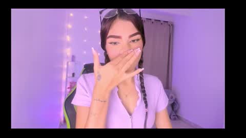 charlotteee online show from December 2, 4:14 am