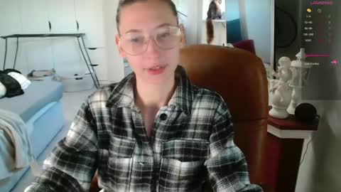 Leonie online show from April 17, 6:48 am