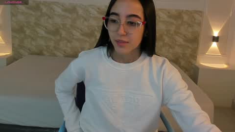 chloehil2 online show from December 23, 7:30 pm