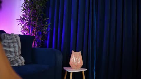 chloemin_ online show from November 25, 8:05 am