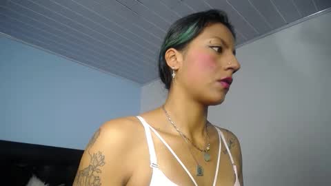 chloewills_ online show from January 13, 1:04 pm