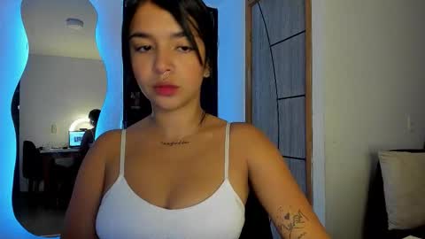 C L O E online show from March 24, 12:43 pm