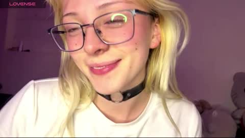 Snapshot of cloe_five chatting on October 15, 10:23 pm CLOE online show from October 15, 10:23 pm