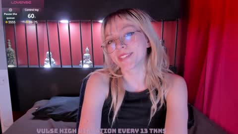 Snapshot of cloe_five chatting on December 19, 8:34 pm CLOE online show from December 19, 8:34 pm