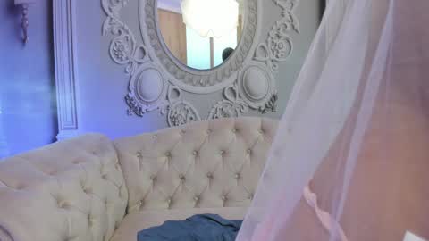 Eilyn online show from December 7, 11:40 am
