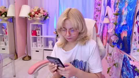 Mia online show from September 9, 3:01 pm