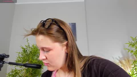 Collen Mon Tue Wed Thu Fri GMT 3 0300am - 0900am  online show from November 20, 5:03 pm