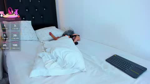 Snapshot of coraline_v chatting on October 7, 2:27 am Coraline connected from 10 pm to 6 am Colombia time online show from October 7, 2:27 am