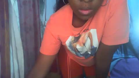 Snapshot of couleur_vanille chatting on December 3, 12:38 pm couleur_vanille online show from December 3, 12:38 pm