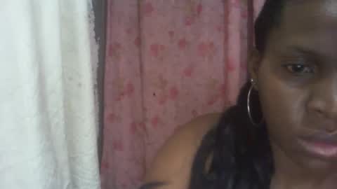 Snapshot of couleur_vanille chatting on February 27, 2:42 am couleur_vanille online show from February 27, 2:42 am