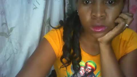 Snapshot of couleur_vanille chatting on October 2, 2:05 am couleur_vanille online show from October 2, 2:05 am