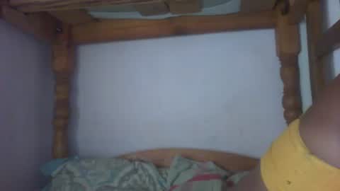 Snapshot of couleur_vanille chatting on February 5, 7:50 am couleur_vanille online show from February 5, 7:50 am