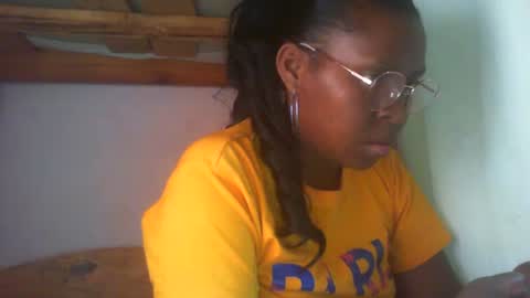 Snapshot of couleur_vanille chatting on February 4, 8:02 am couleur_vanille online show from February 4, 8:02 am