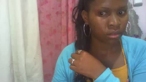 Snapshot of couleur_vanille chatting on February 1, 1:44 am couleur_vanille online show from February 1, 1:44 am