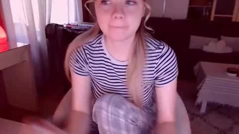 Snapshot of crazydollelf chatting on September 25, 8:57 am Camille online show from September 25, 8:57 am