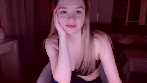 Snapshot of crazydollelf chatting on October 18, 6:53 pm Camille online show from October 18, 6:53 pm