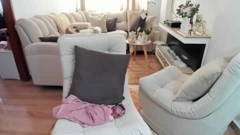 LAURA online show from December 3, 7:38 pm