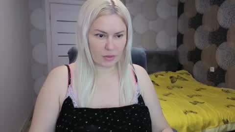Snapshot of crystalleyessq chatting on October 26, 3:02 am CrystallEyessq online show from October 26, 3:02 am