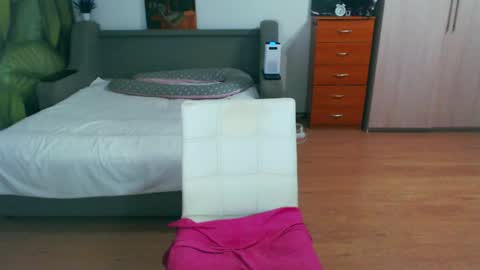 cute_jes online show from April 13, 6:30 pm