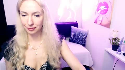 cute_smile_shy online show from June 4, 9:19 pm