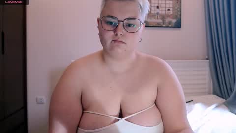 Snapshot of cutie_florence chatting on October 24, 9:05 am Sophie  Lilith online show from October 24, 9:05 am