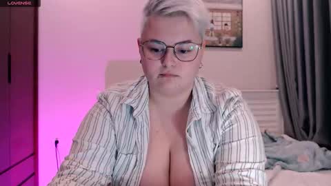 Snapshot of cutie_florence chatting on October 21, 4:00 pm Sophie  Lilith online show from October 21, 4:00 pm