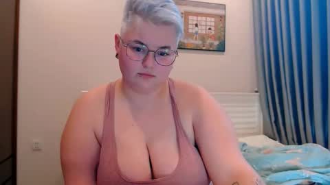 Snapshot of cutie_florence chatting on October 16, 7:33 am Sophie  Lilith online show from October 16, 7:33 am