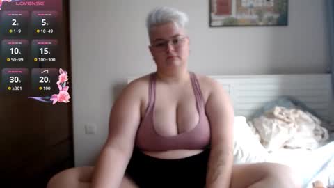 Snapshot of cutie_florence chatting on October 17, 7:44 am Sophie  Lilith online show from October 17, 7:44 am