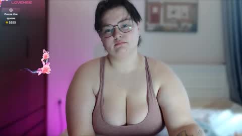 Snapshot of cutie_florence chatting on October 7, 7:24 am Sophie  Lilith online show from October 7, 7:24 am