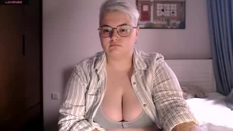 Snapshot of cutie_florence chatting on October 23, 8:31 am Sophie  Lilith online show from October 23, 8:31 am