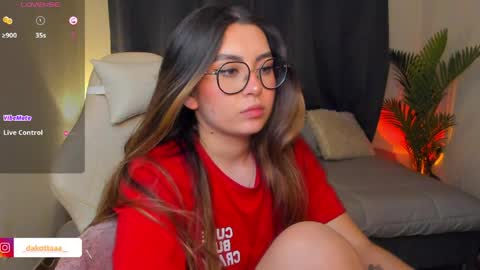 dakottaa__ online show from April 9, 12:24 am