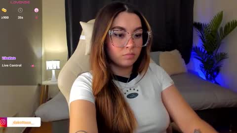 dakottaa__ online show from October 24, 12:50 am