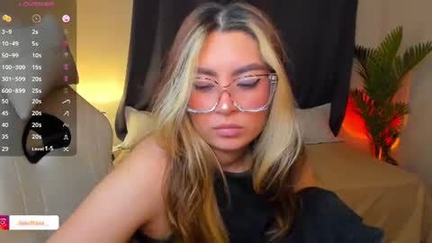 dakottaa__ online show from July 19, 1:41 am