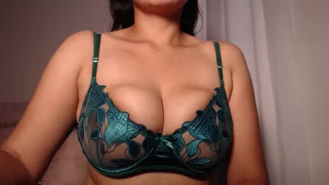 Snapshot of daniela_valencia chatting on October 14, 6:54 pm Lucia online show from October 14, 6:54 pm