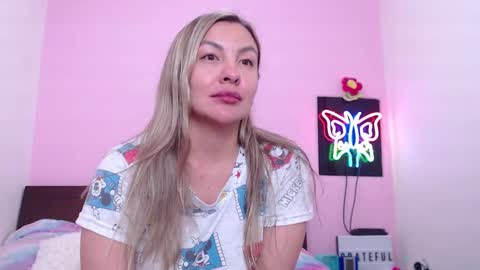 Snapshot of danika_bellaa chatting on February 19, 2:23 am K A R O L online show from February 19, 2:23 am