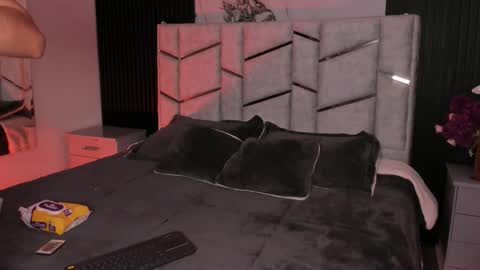 Dani Phonenix online show from December 15, 7:30 pm